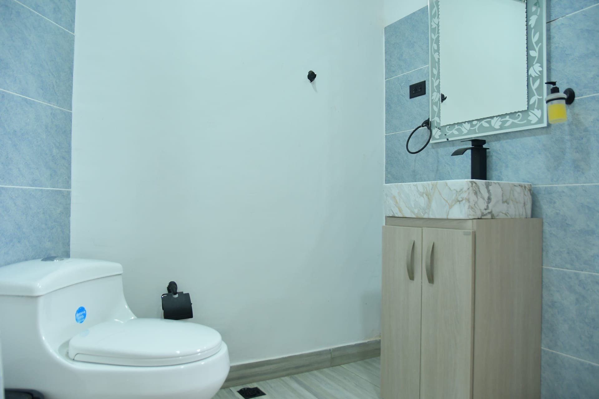Suite Junior 102 · Rosas — Semisuite · Triple Deluxe — 5