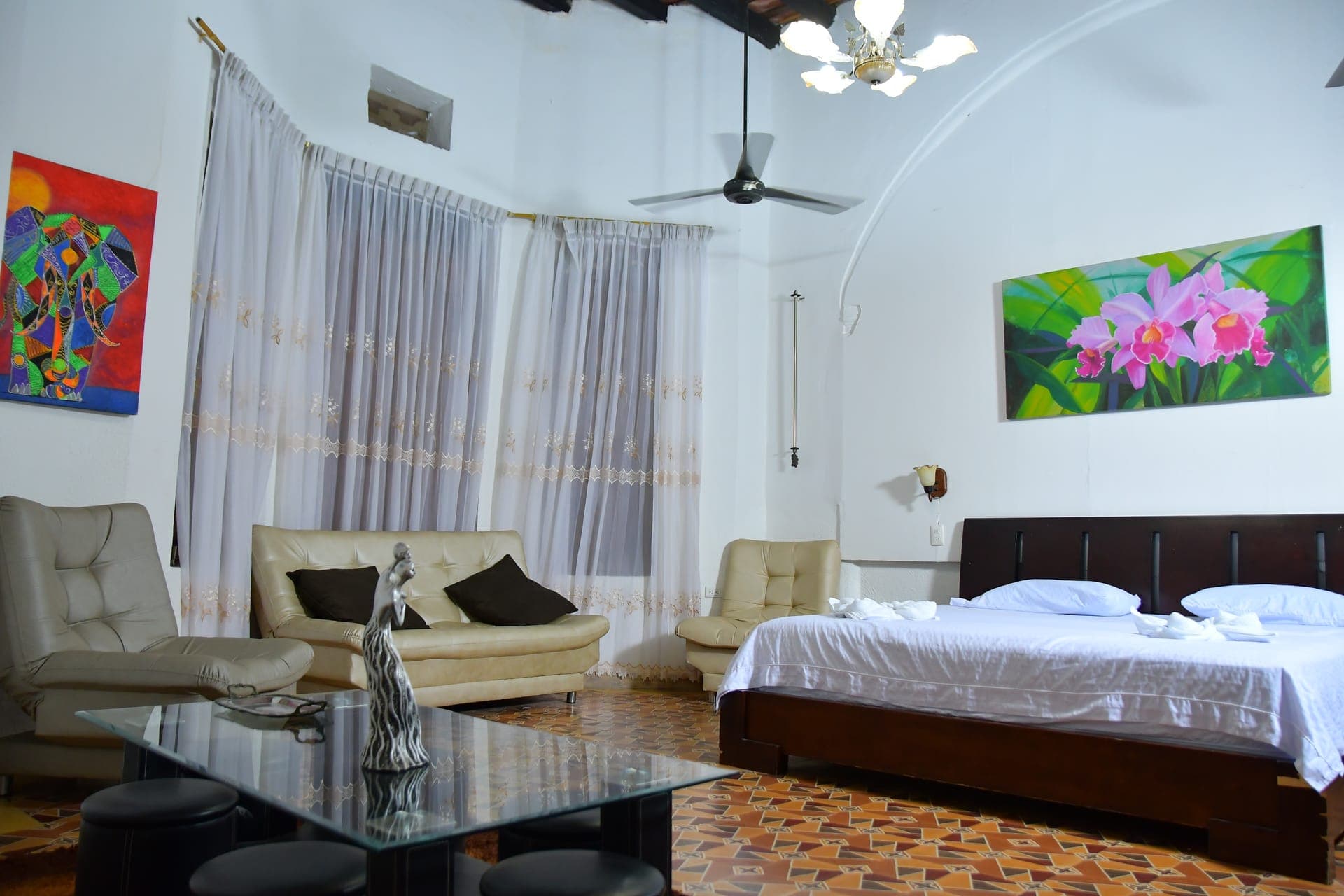 Suite 103 · Orquídeas — Suite Deluxe con bañera de hidromasaje — 3