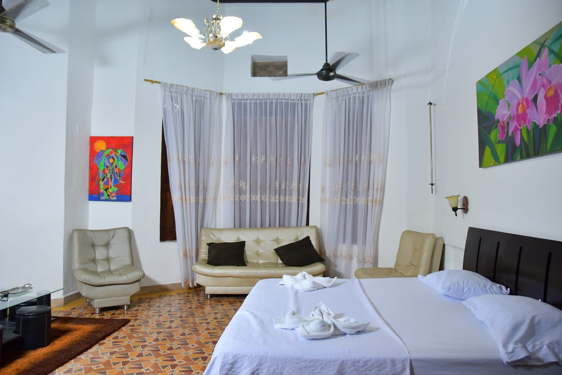 Suite 103 · Orquídeas — Suite Deluxe con bañera de hidromasaje — 4