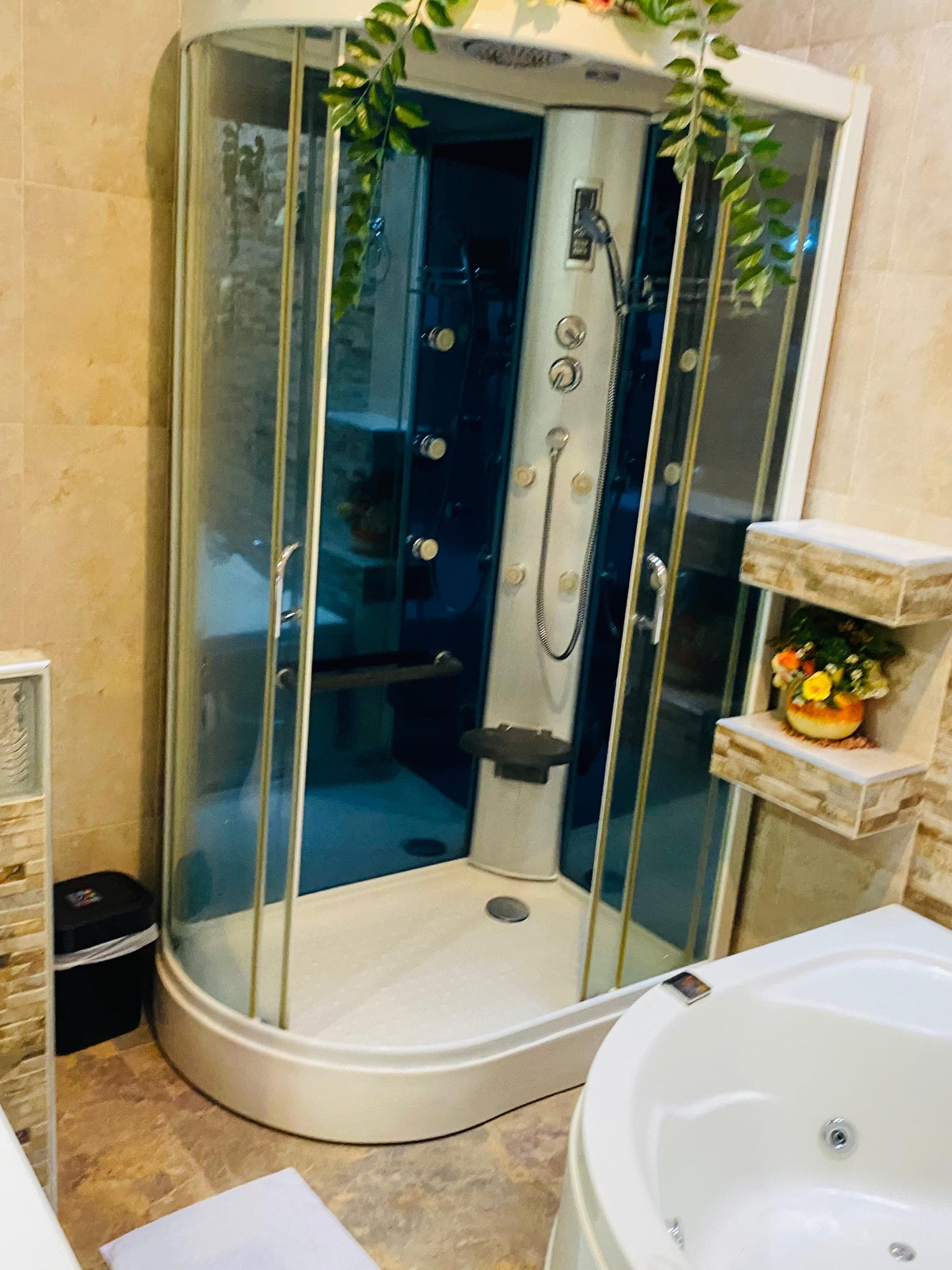 Suite 303 · Heliconias — Suite Especial Deluxe con jacuzzi — 3