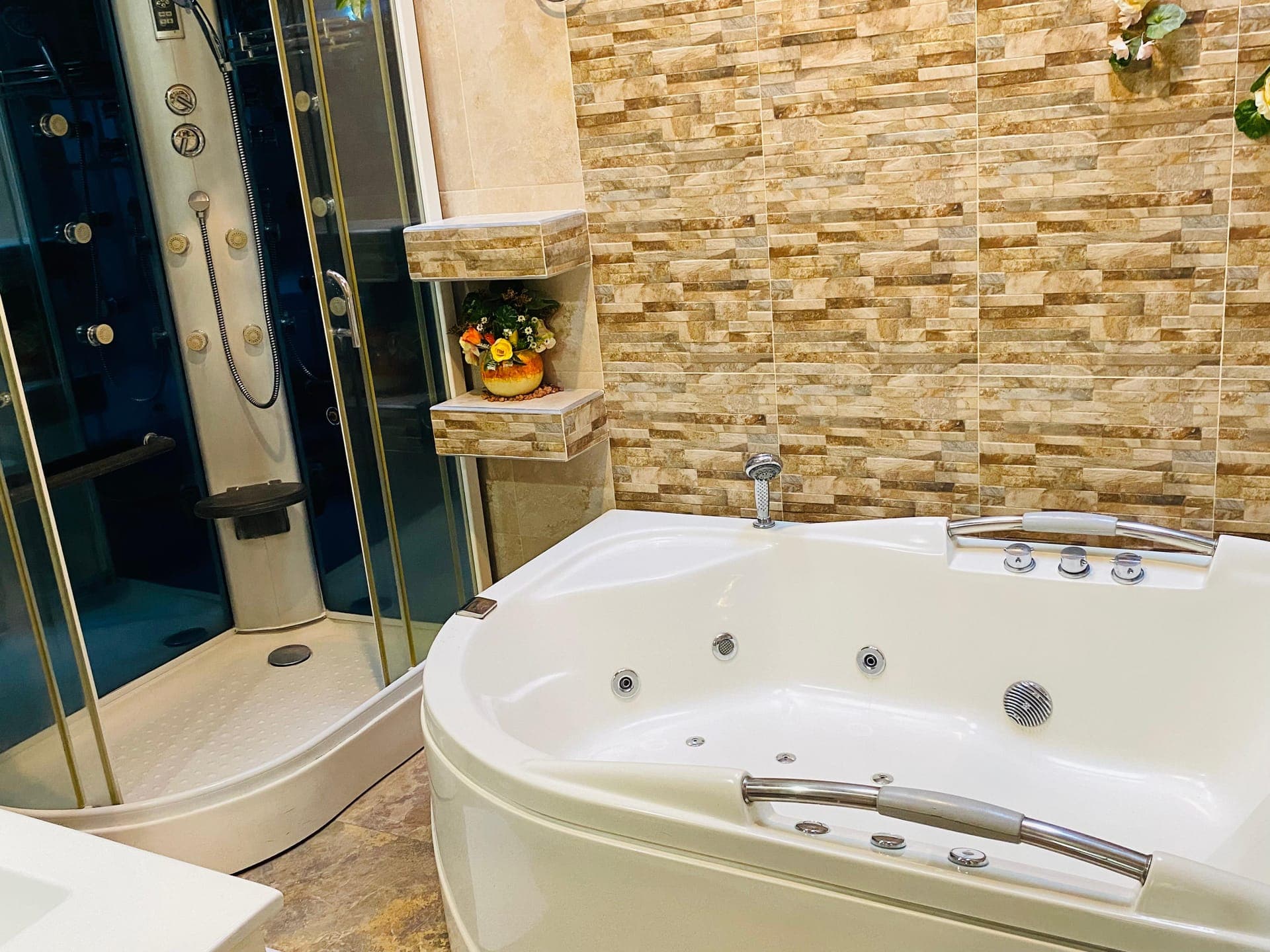 Suite 303 · Heliconias — Suite Especial Deluxe con jacuzzi — 4